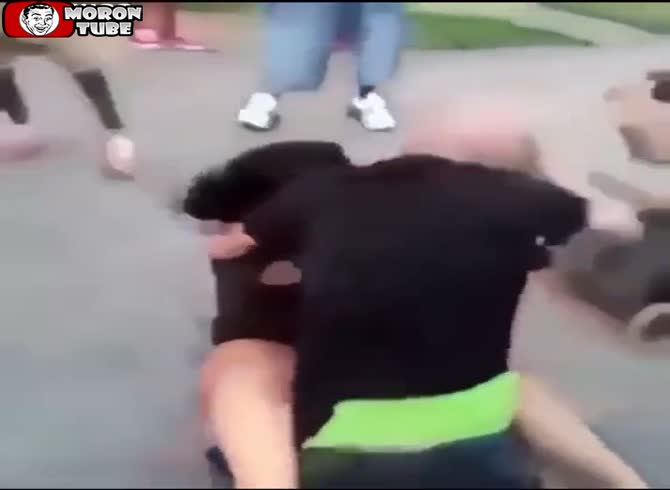 Video :A man without legs breaks up a brawl!